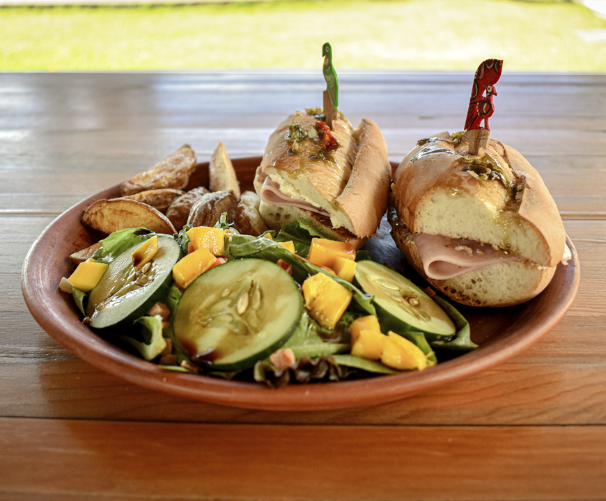 Baguette con papas gajo y ensalada